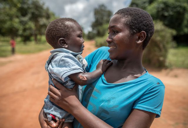 Diese junge Frau wurde bereits mit 16 Jahren schwanger. Dank der Unterstützung durch das Projekt konnte sie ihr Kind gesund zur Welt bringen und den Schulbesuch wieder aufnehmen.
(Patricia with her 2 year old son © Aurelie Marrier d'Unienville / Oxfam)