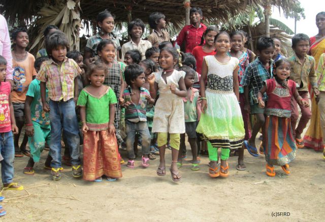 Die Kinder kommen mit ihren Familien aus anderen Teilen Indiens nach Kolluru. Für sie ist das Schulprojekt ein Ort, an dem sie nicht nur lernen, sondern auch spielen können.