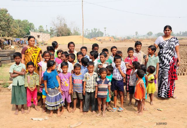 Auf etwa 15 SchülerInnen kommt ein/e LehrerIn – ein für indische Schulen außergewöhnlich guter Betreuungsschlüssel, bei dem die Kinder genug individuelle Aufmerksamkeit bekommen.