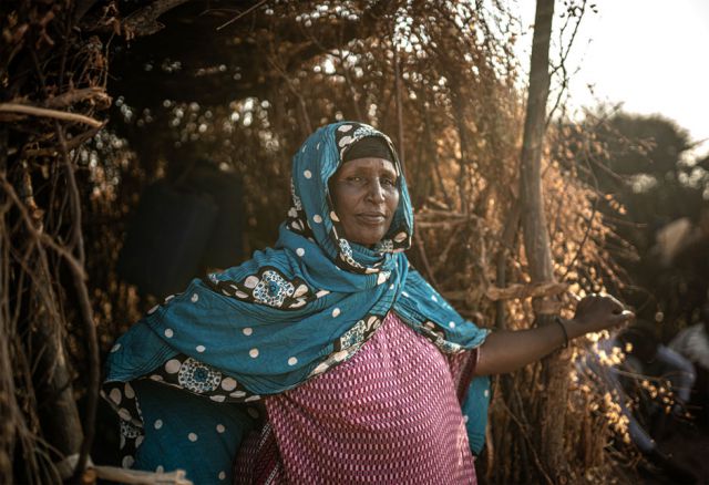 Sahra Muhammed und ihre Familie sind Binnenflüchtlinge in Äthiopien. Sie mussten vor gewalttätigen Konflikten flüchten, die immer öfter um das verbleibende Wasser und Weideland ausbrechen.
(Pr. 368, © Pablo Tosco, Oxfam)