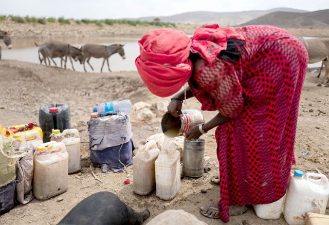 Bevor ein Trinkwasserbrunnen gebohrt wird, sieht die Wasserversorgung oft so aus: Menschen und Tiere trinken das Wasser aus einem Tümpel. Die Kinder bekommen davon lebensbedrohliche Durchfall- und Wurmerkrankungen.
(Pr. 368, © Kieran Doherty, Oxfam