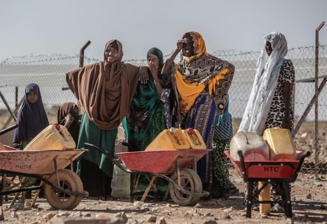 Das Wasser aus einem der neuen Brunnen ist sauber. Es wird in Plastik-kanistern mithilfe von Scheibtruhen nach Hause gebracht. Krankheiten durch verschmutztes Wasser gehören der Vergangenheit an.
(Pr. 368, © Pablo, Tosco Oxfam)