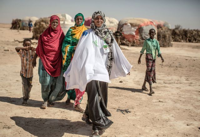 Asia ist eine Gesundheitsarbeiterin im somalischen Docoloha. Sie informiert und schult die Familien in der Siedlung zu Fragen der Hygiene.
(Pr. 368, © Pablo Tosco, Oxfam)