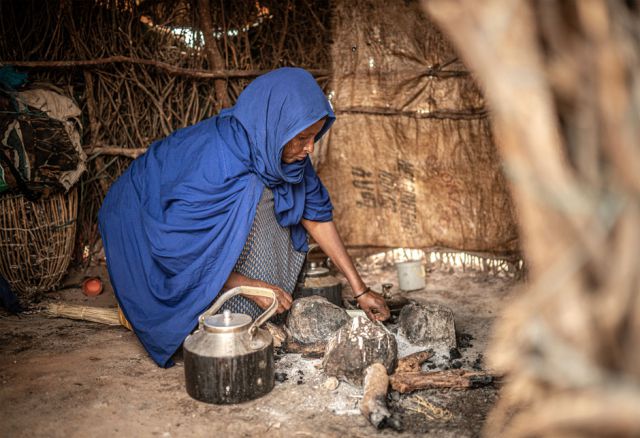 Amina Ibrahim und ihre Familie können sich im Lager dank der Gutscheine mit Essen versorgen. „Wir können uns jetzt erholen und die Kinder gehen in die Schule. Ich möchte ein kleines Geschäft aufbauen.“
(Pr. 368, © Pablo Tosco, Oxfam Intermón)