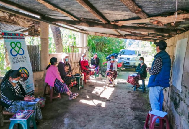 Um dies zu erreichen, erhalten in diesem Projekt unserer Partner-Organisation Entraide et Fraternité rund 1.000 KleinbäuerInnen aus West-Guatemala Schulungen in ökologischen und wassersparenden Anbaumethoden.
(Pr. 369, © Entraide et Fraternité)