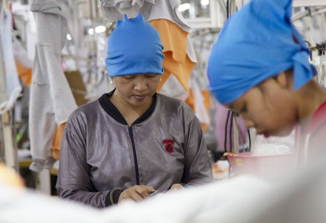 Doch damit die Kleidung in Europa extrem billig verkauft werden kann, arbeiten tausende junge Frauen in den Textilfabriken für einen Hungerlohn und unter unerträglichen Bedingungen.
(Pr. 372, Female garment workers working in a garment factory in Phnom Penh © Oxfam in Cambodia, 2019)