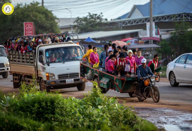 Zusammengepfercht auf der Ladefläche werden die Frauen frühmorgens zur Arbeit in die Fabriken gebracht. Die meisten arbeiten sechs Tage in der Woche, manchmal auch sonntags.
(Pr. 372, © CENTRAL Cambodia)