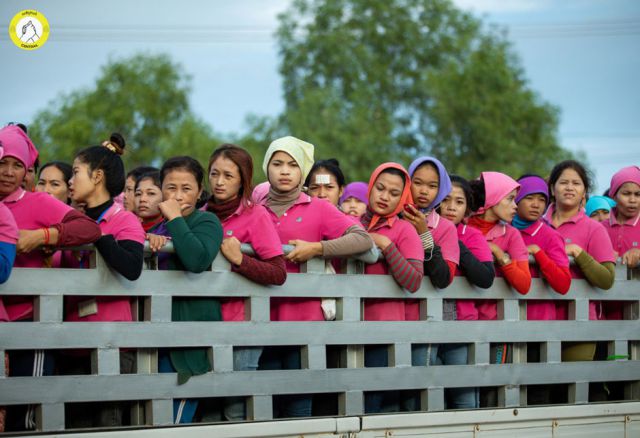 Viele Textilarbeiterinnen stammen aus extrem armen Familien, in denen oft auch die Kinder zum Einkommen beitragen müssen, statt zur Schule zu gehen.
Doch ohne Bildung bleiben sie in Armut gefangen – ein Teufelskreis.
(Pr. 372, © CENTRAL Cambodia)