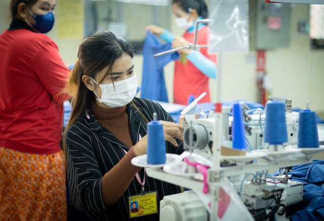 Gemeinsam mit unserer Partner-Organisation Oxfam wollen wir dazu beitragen, dass Textilarbeiterinnen ihr Recht auf menschenwürdige und faire Arbeitsbedingungen durchsetzen können.
(Pr. 372, Sopheap works in a garment factory in Phnom Penh and is a union leader © Oxfam in Cambodia, 2021)