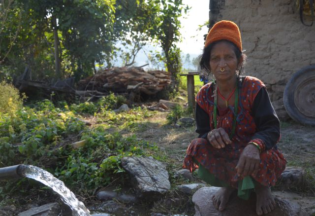 Der äußerste Westen von Nepal ist eine von Armut geprägte, ländliche Region. Die meisten Menschen leben als KleinbäuerInnen von dem Wenigen, was sie auf ihren Feldern anbauen können – hauptsächlich Reis und etwas Weizen.
(Pr. 373, © Oxfam in Nepal)