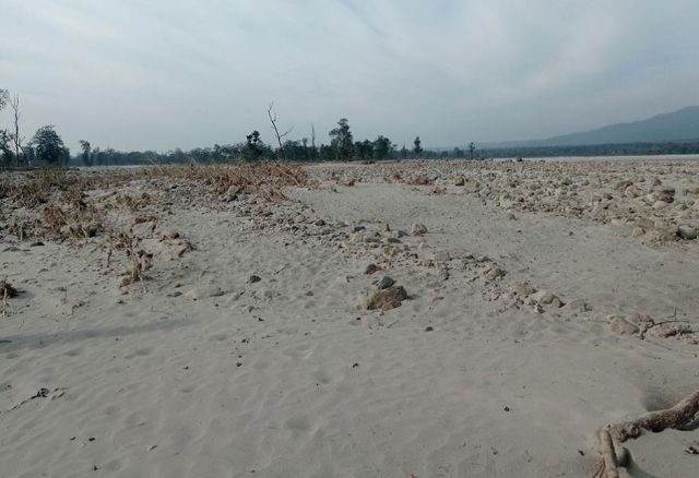 Grund dafür ist der Klimawandel, der den natürlichen Rhythmus des Flusses durcheinander bringt. Wo heute nur noch Einöde zu sehen ist, lag einst ein Dorf. 2013 wurde es durch eine katastrophale Flut völlig zerstört.
(Pr. 373, © Oxfam in Nepal)