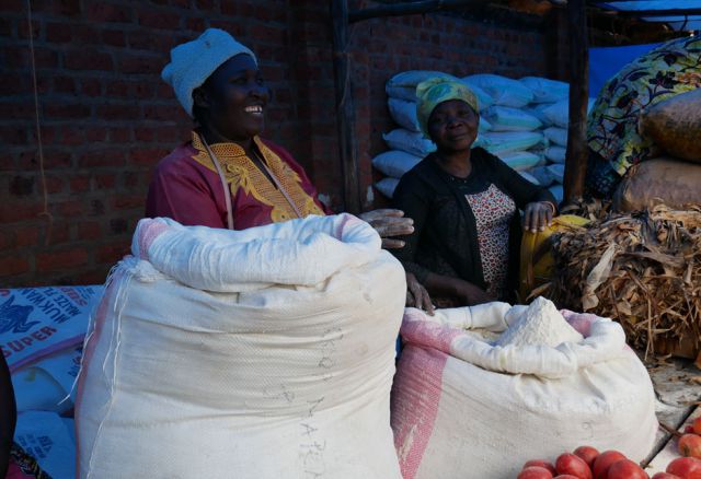Einen Teil des fertigen Maniokmehls verkaufen die Frauen direkt auf dem Markt und erhalten so ein kleines Einkommen …
(Pr. 378, © Entraide et Fraternité)
