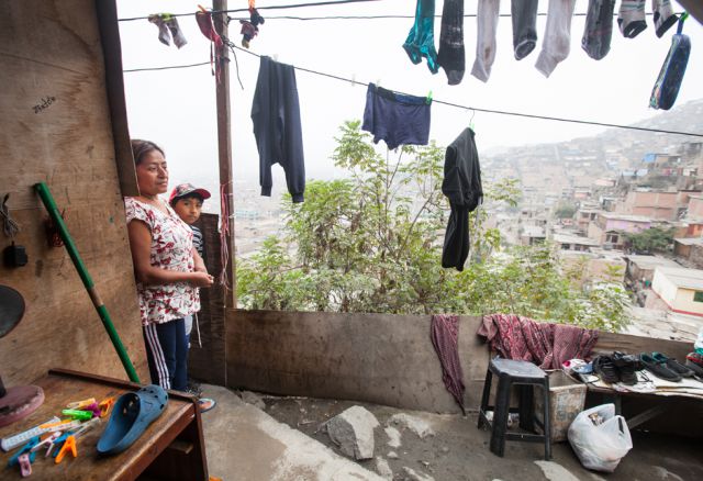 San Juan de Lurigancho ist der am schnellsten wachsende und ärmste Randbezirk von Lima. Die meisten hier lebenden Familien sind abgeschnitten von öffentlicher Infrastruktur wie Wasserversorgung und Müllabfuhr. (Pr. 383, © Entraide et Fraternité)