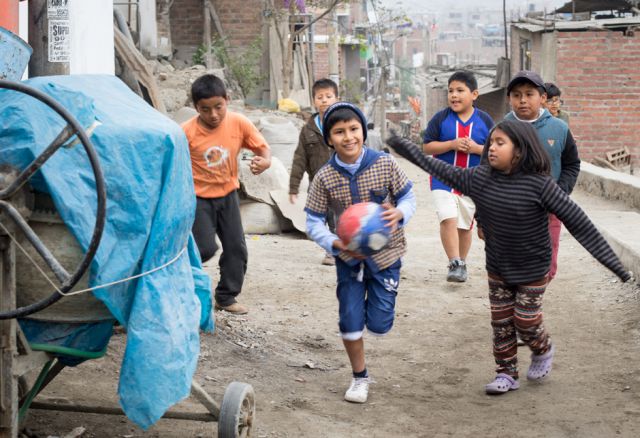 Die wüstenhaften Elendsviertel sind kein Ort zum Kindsein: Grünflächen gibt es keine, Plätze zum Spielen sind rar. Um einen kleinen Park zum Fußballspielen zu erreichen, nehmen diese Kinder einen langen und gefährlichen Weg auf sich. (Pr. 383, © Entraide et Fraternité)