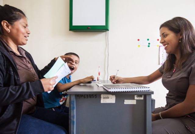 Die lokale Organisation Kallpa unterstützt Familien aus San Juan de Lurigancho bei der Verbesserung ihrer Lebensbedingungen. SozialarbeiterInnen der NGO bieten zum Beispiel Beratung und Hilfestellung bei Problemen. (Pr. 383, © Entraide et Fraternité)