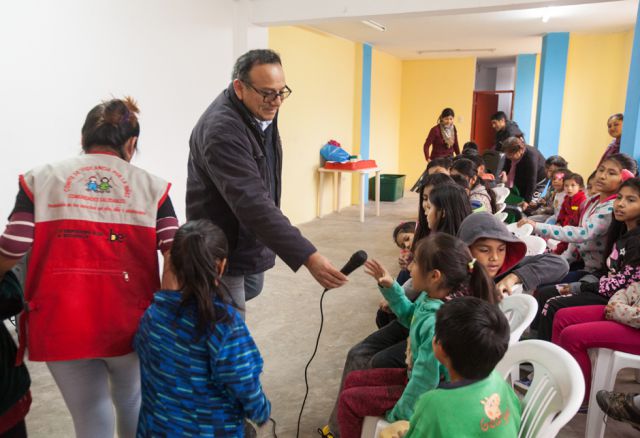 Besonders die Kinder und Jugendlichen bringen sich mit Begeisterung in diesen Prozess ein. Gemeinsam entwickeln sie Ideen für Müllsammelaktionen oder das Anlegen eines Gemeinschaftsgartens. (Pr. 383, © Entraide et Fraternité)