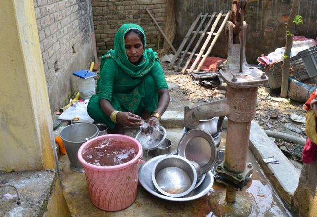 Nur die Hälfte aller Haushalte Nepals hat Zugang zu sauberem Trinkwasser, die übrigen sind auf krankmachendes Wasser angewiesen. © Oxfam in Nepal