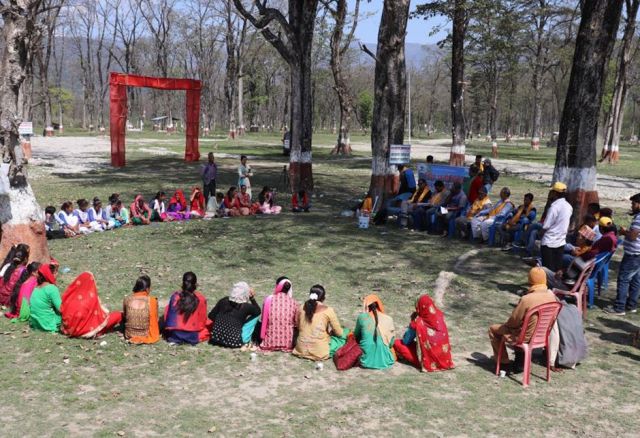 Im Dorf Pidari leiden die Menschen massiv an den Folgen des verunreinigten Wassers. Bei Gruppentreffen werden sie über die Aufbereitung des Wassers informiert. © Oxfam in Nepal
