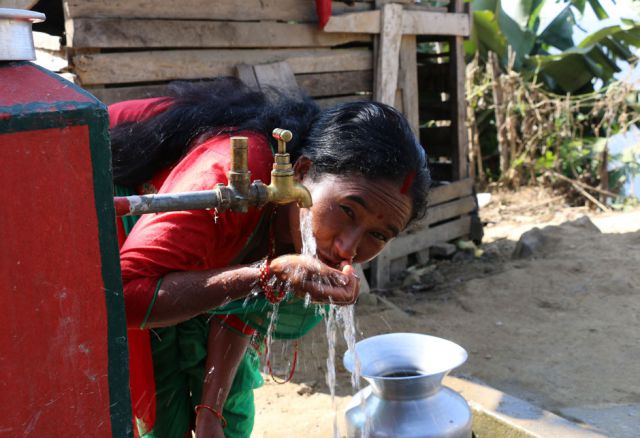 Die Aufbereitung des Wassers eines Tiefbrunnens sorgt dafür, dass die Familien endlich ohne Angst vor Krankheiten ihren Durst stillen können. © Oxfam in Nepal