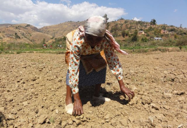 … oder Dürreperioden, welche immer länger andauern. Diese Folgen des Klimawandels sind für die Menschen fatal: Immer häufiger kommt es zu Nahrungsmittelknappheit bis hin zu Hungersnöten. © Entraide et Fraternite