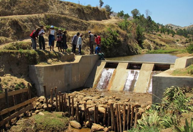 Die Voraussetzung dafür ist jedoch, dass ausreichend Wasser zur Verfügung steht. Hierzu legen die Familien Kleinstaudämme an, mit denen die Wassermenge während der Trockenzeiten erhöht wird. © Entraide et Fraternite